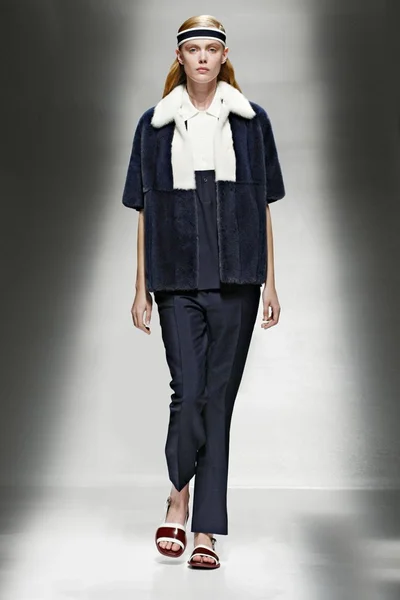 Look 3